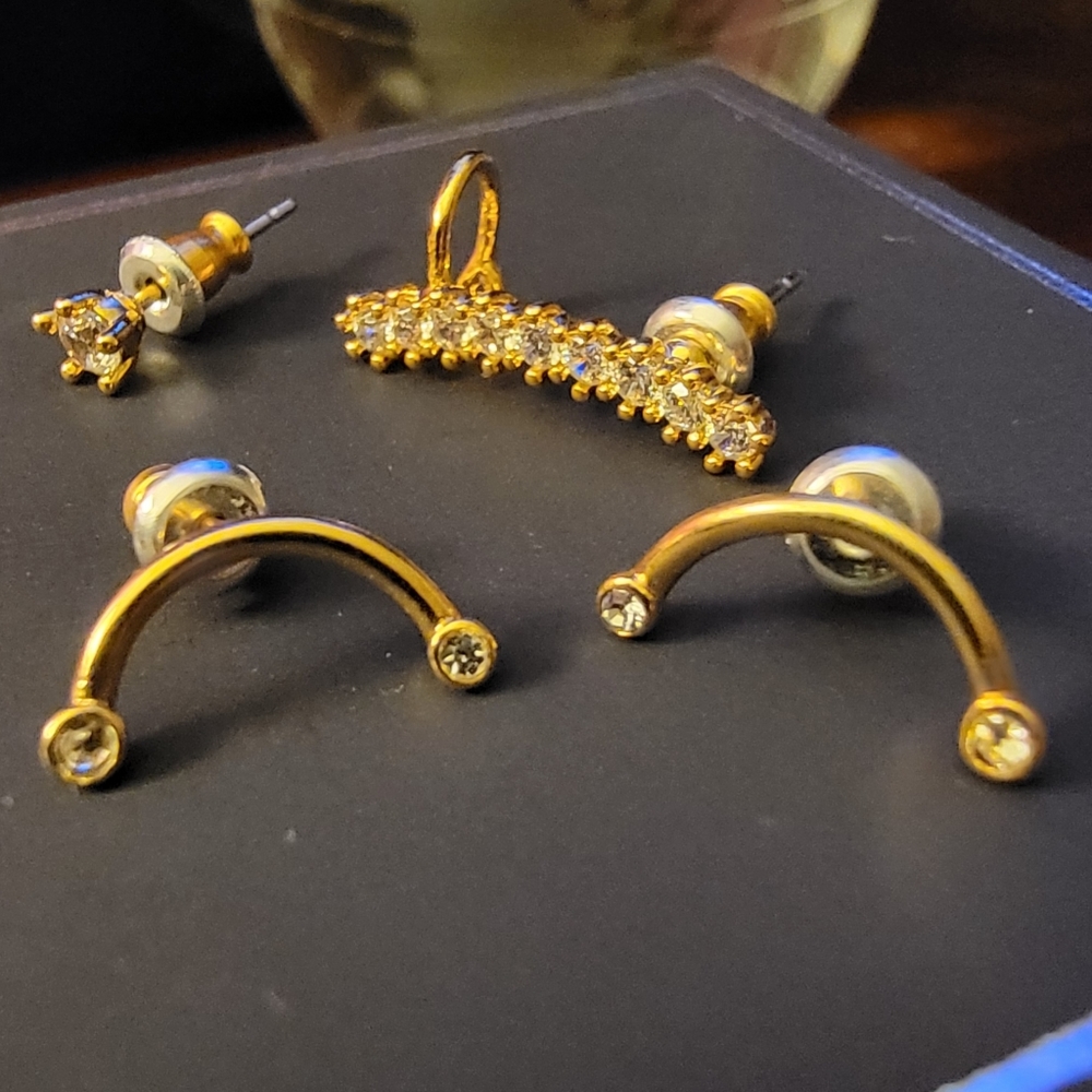 2 pairs of dainty earrings great for mix & match